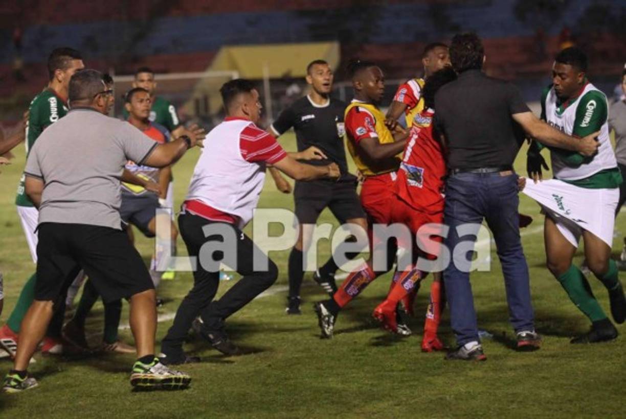 Hasta el entrenador del Marathón, Héctor Vargas, se vio involucrado en la bronca.