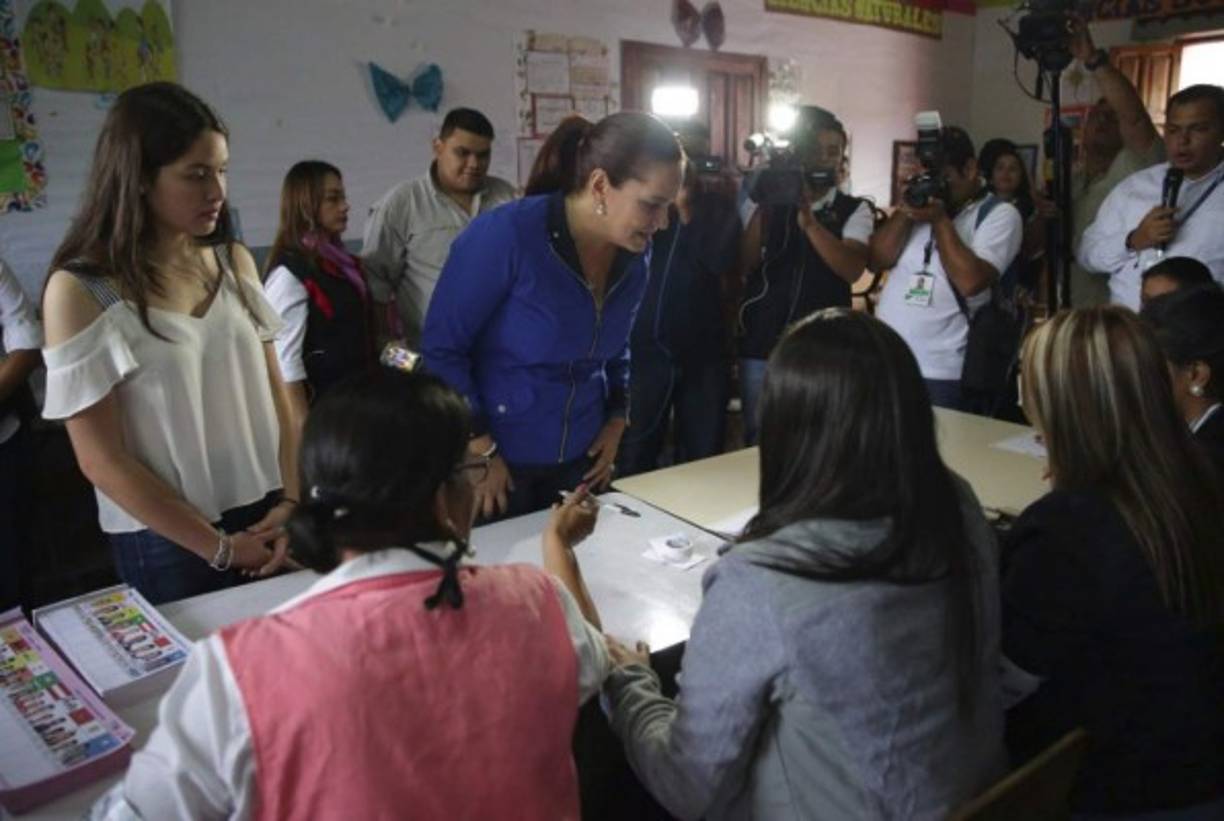 La primera dama votó acompañada de su hija menor, Isabela.