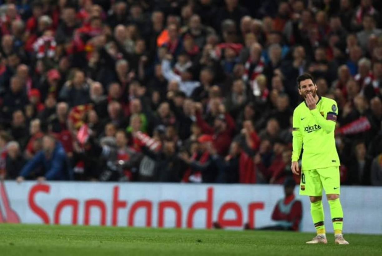 En el partido de ida fue la figura al marcar un doblete, pero hoy Messi desapareció en Anfield y en su rostro evidenciaba tristeza.