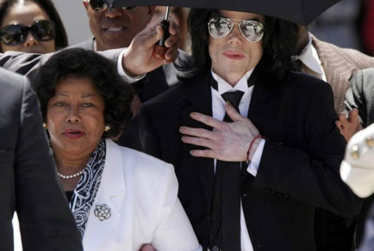 9. Familiar<br/><br/>Se supo que nunca llevó buena relación con su padre, Joe, y que había roces con sus hermanos Jackie, Tito y La Toya. Sus lazos más fuertes los entabló con su madre, Katherine, y su hermana Janet, a quien siempre nombró como su consentida. <br/>