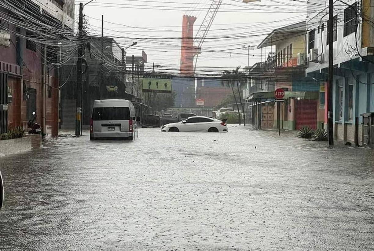 Las autoridades recomiendan no transitar por la segunda avenida del casco urbano del municipio porteño. 