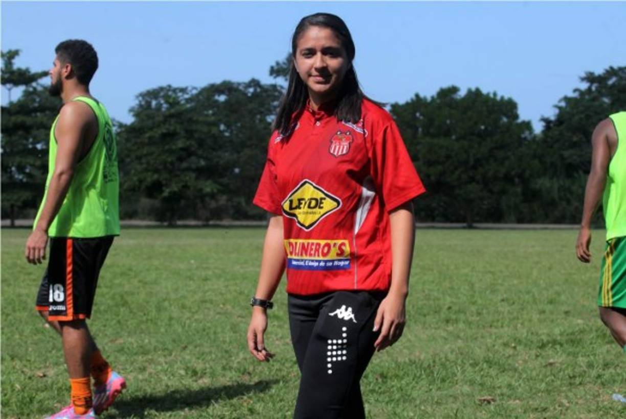 Keila Duarte con la camiseta del Vida. Fotos Javier Rosales