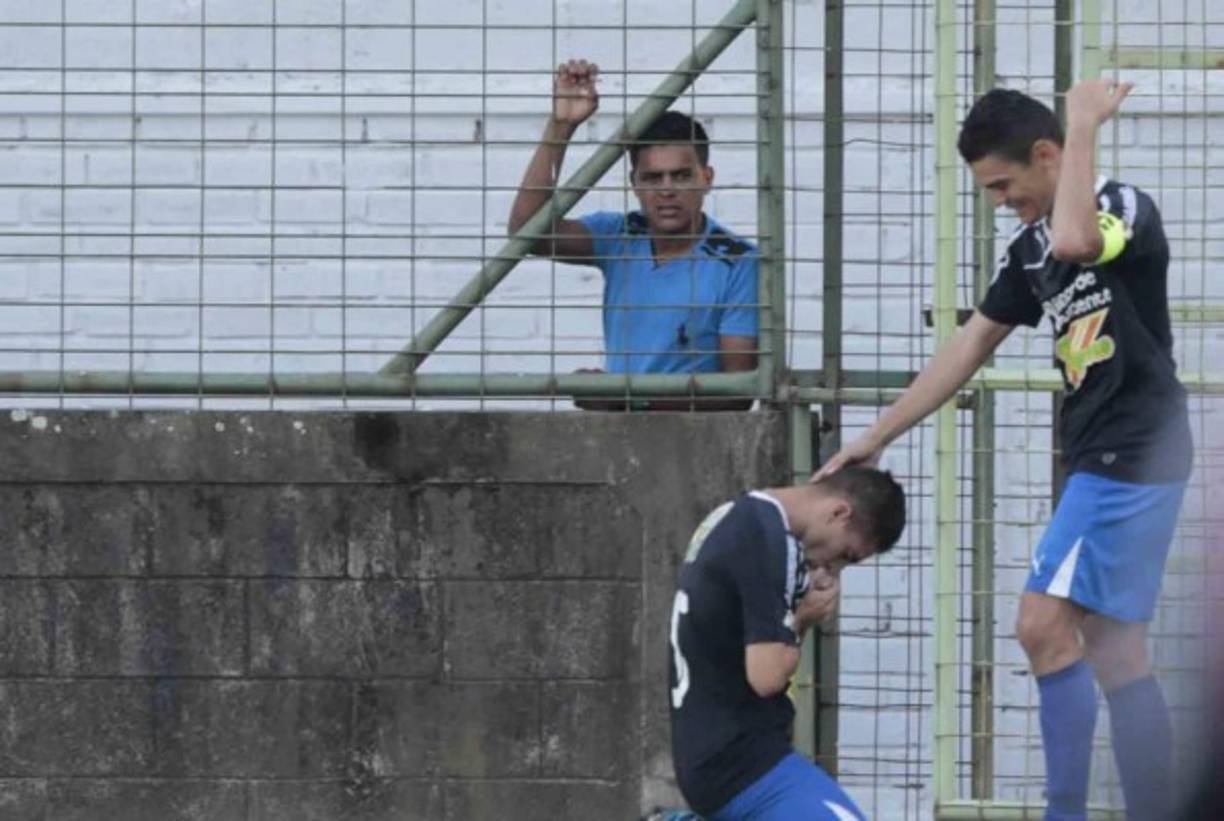 Jugadores progreseños celebrando su primera anotación.