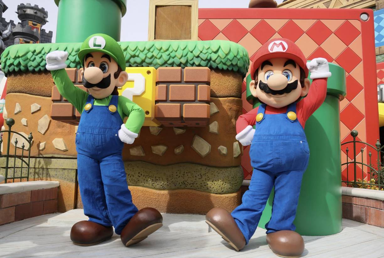 El pequeño fontanero popularizado en los años 80 por Nintendo es el protagonista de una experiencia inmersiva que pretende sumergir a sus asistentes al Mushroom Kingdom, el reino principal en la saga, que durante años se ha disfrutado únicamente de forma virtual. “No hay reglas, el parque está hecho para la exploración y funciona como el videojuego”, aseguró el director creativo de Universal Studios Hollywood, Jon Corfino, en un encuentro con medios de comunicación.