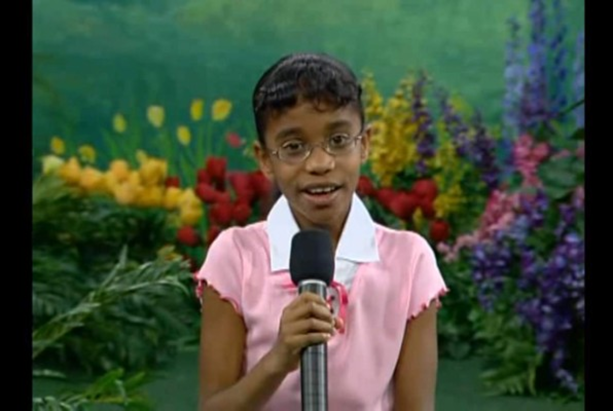 Así lucía Toni a los nueve años cuando participaba en un programa infantil de música cristiana del canal local 3abn de EEUU.