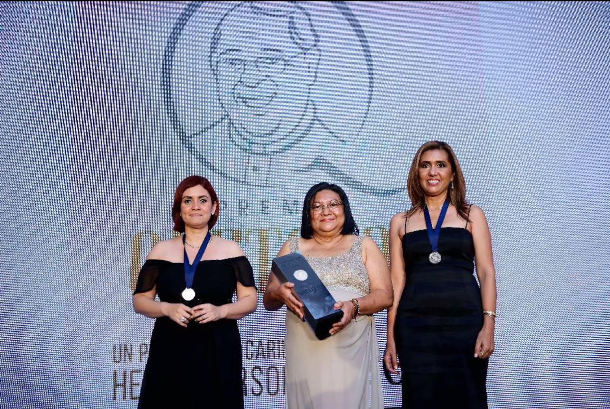 Por último, llegó el ansiado momento, Chasty Fernández y Dunia Osorio fueron llamadas para recibir su medalla y un cheque por 2,000 dólares cada una, mientras que la fundadora de Calidad de Vida, Ana Cruz, recibió el Premio Quetglas 2022, que enaltece su noble esfuerzo, aparte de un cheque de 4,000 dólares.