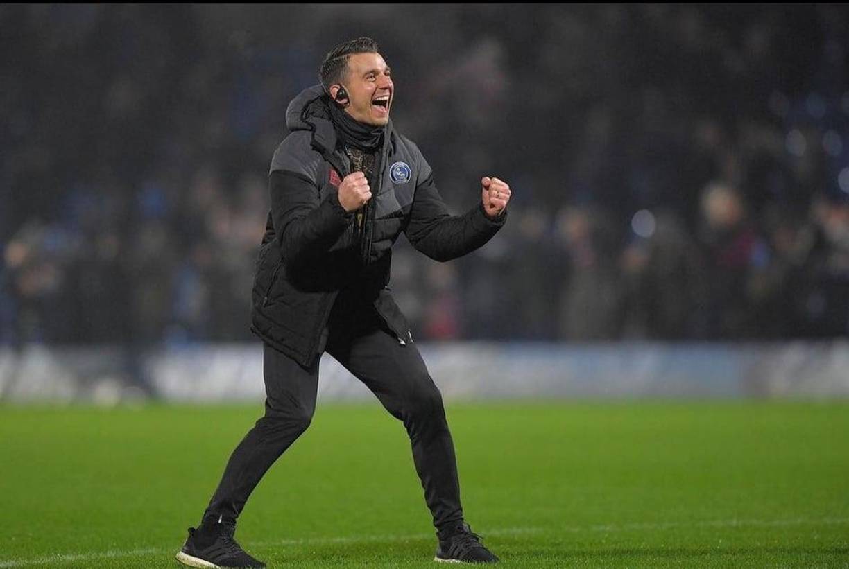 Tras su retirada, Bloomfield se ha incorporado al cuerpo técnico del Wycombe Wanderers, el club con el que disputó 558 partidos durante sus 18 temporadas como profesional, y está feliz en su nuevo puesto. “Veo esto como un nuevo comienzo”, cerró. 
