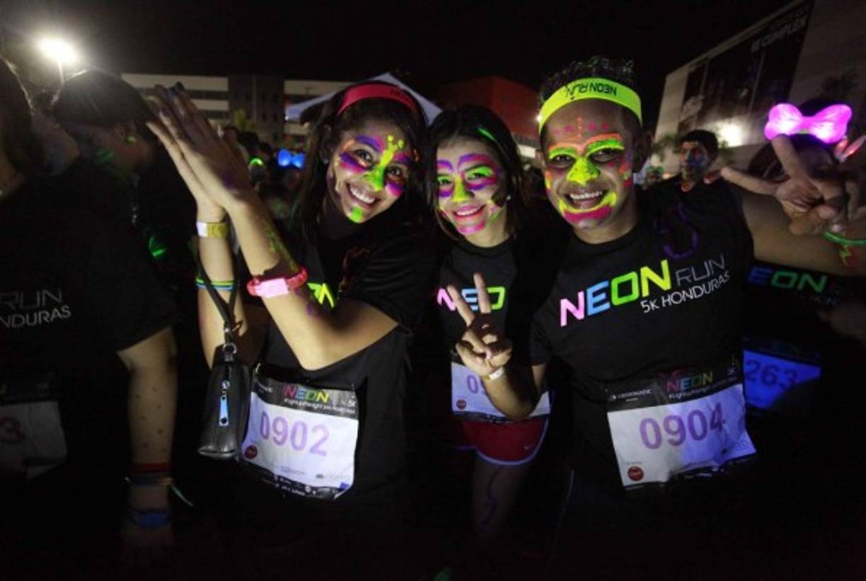 Los grupos de amigos participaron en el 'Neon Run'.
