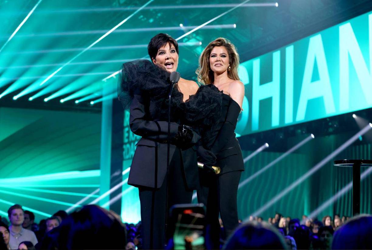 <b>Khloé Kardashian y Kris Jenner</b>. Madre e hija lucieron “looks” similares. Kris llevó un traje con voluminosos detalles de tul en los hombros y Kloé un diseño sin mangas ni espalda y acompañado de elegantes guantes. 