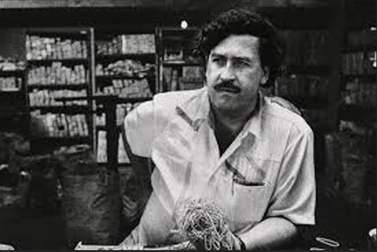 Antes del inicio de la década de 1980, Escobar, junto a otros narcotraficantes, fundó y lideró el Cartel de Medellín, un imperio de narcotráfico que monopolizó el comercio de cocaína hacia los Estados Unidos y otras partes del mundo. 