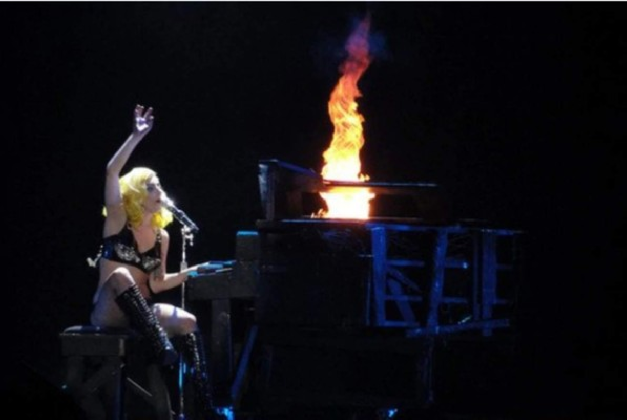 Abandonó sus estudios para enfocarse en su carrera musical. Desde sus primeros pasos ya se le notaba diferente a las demás artistas por su look.