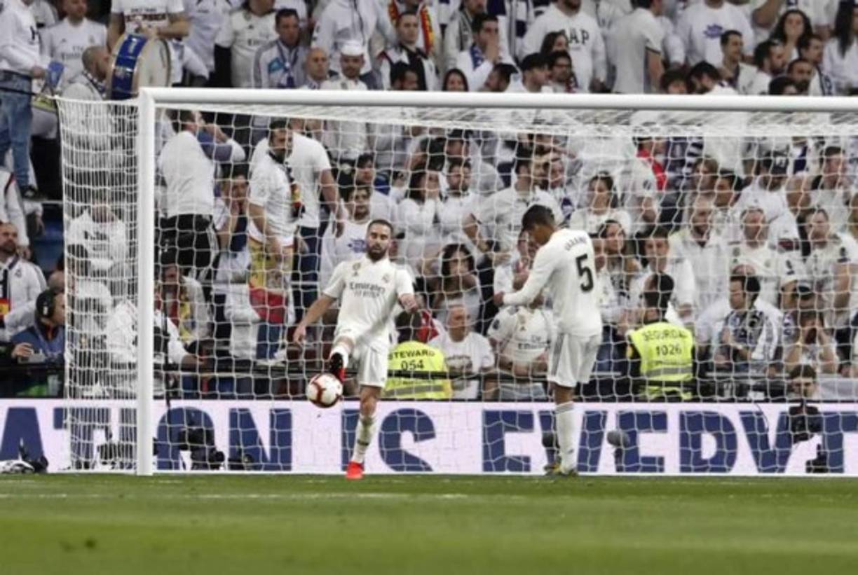 Dani Carvajal y Raphael Varane se lamentan tras el golazo de Rakitic. Foto Diario AS<br/>