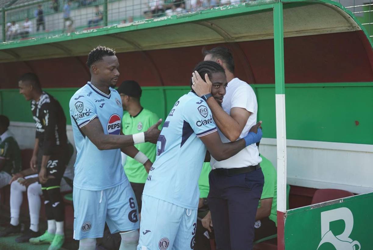El saludo de Hernán ‘La Tota’ Medina con los futbolistas de Cristopher Meléndez y Riky Zapata, de Motagua.