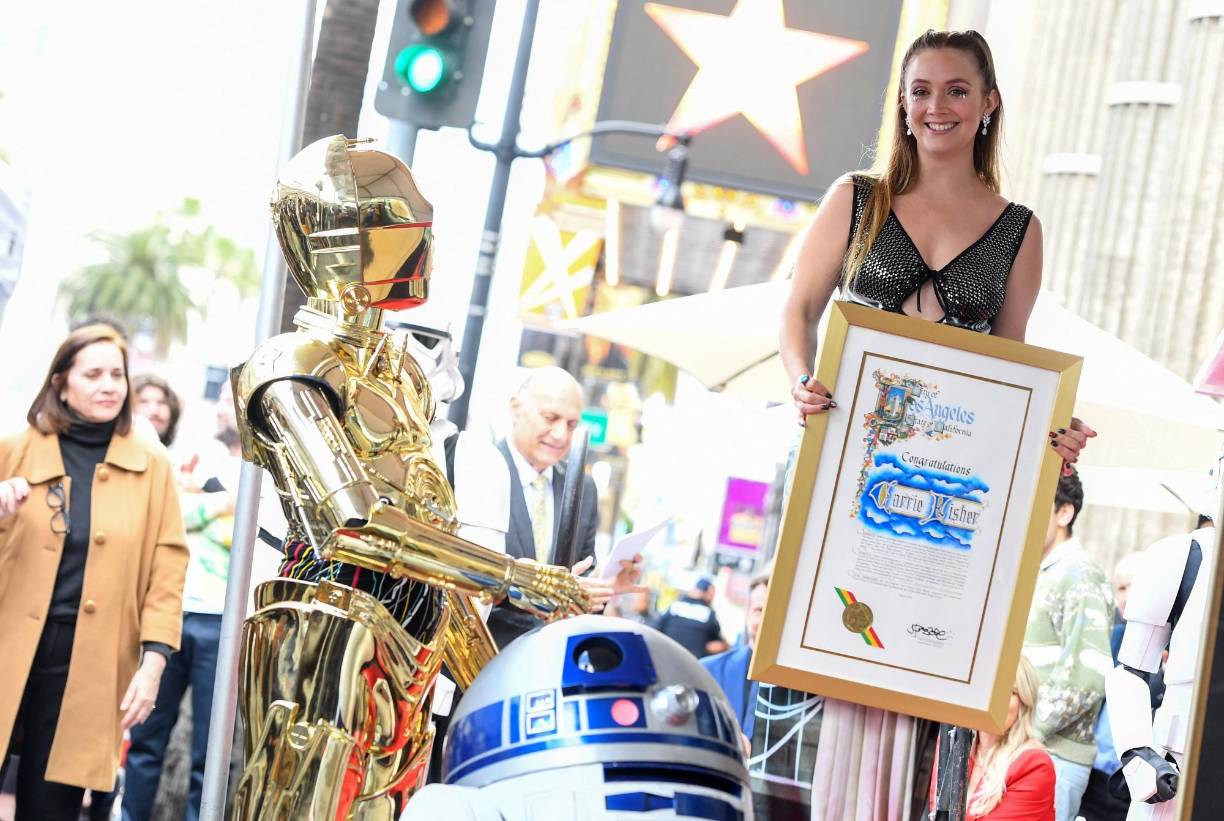 Carrie Fisher murió en 2016, solo un día antes que su propia madre, la actriz Debbie Reynolds. Si bien Lourd dijo que estaba triste porque sus propios hijos nunca llegaron a conocer a su abuela, estaba encantada de que, a través de Leia, aún pudiera transmitirles una parte de Fisher.