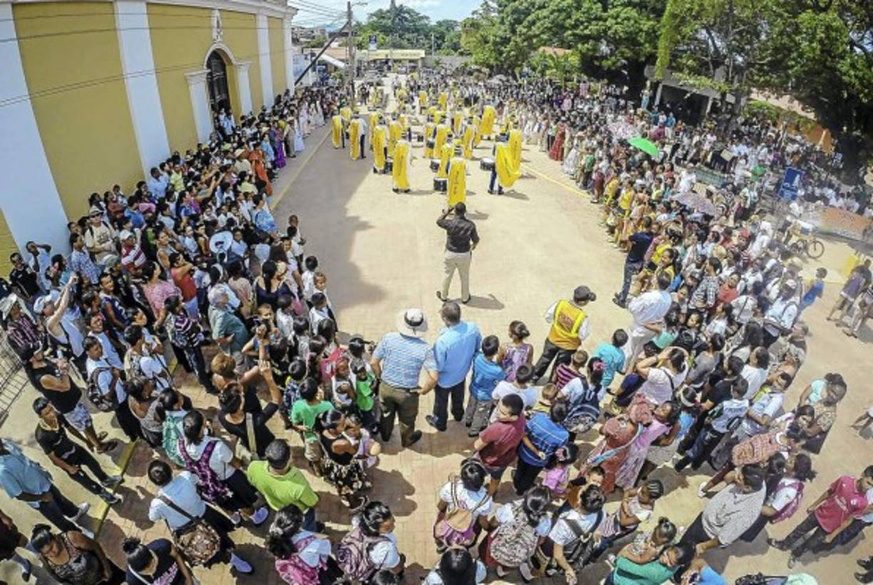 Los estudiantes de los colegios pusieron música y alegría. Los cruceristas disfrutaron con la música hondureña que tocaron.