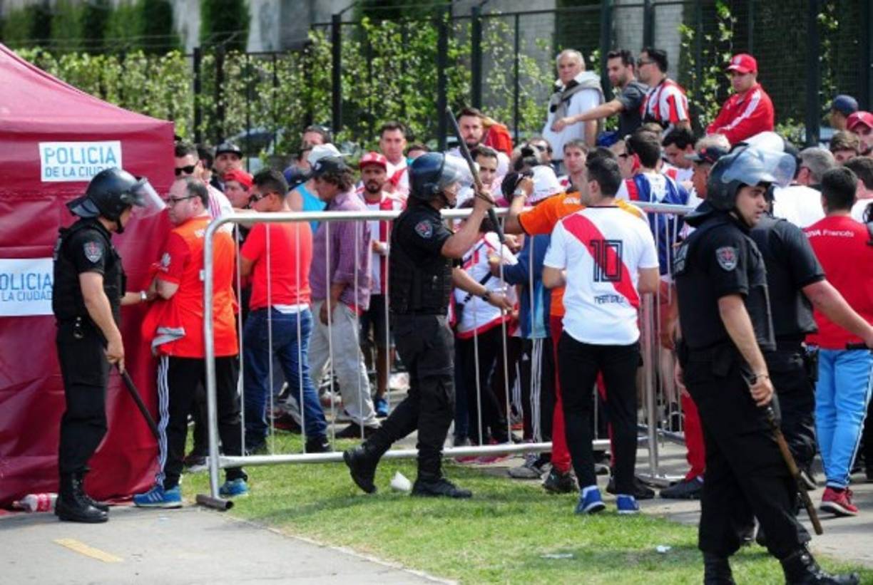 Hinchas de River protagonizaron un caos en las afueras del estadio Monumental.