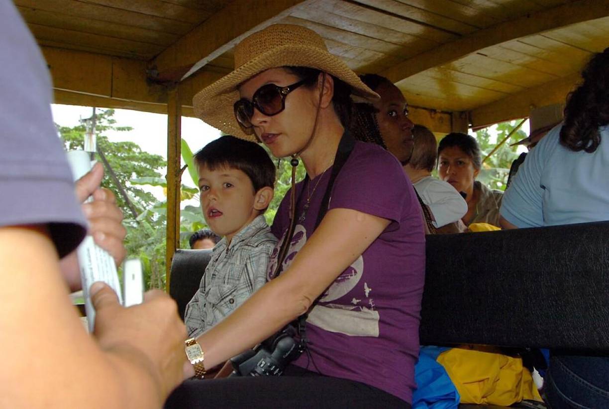 “Honduras es bella”. Después de media hora de viajar en el colorido medio de transporte, Michael, Catherine y los niños abordaron una lancha que los transportó al refugio silvestre. El artista, en un español poco fluido, compartió con LA PRENSA algunas impresiones.