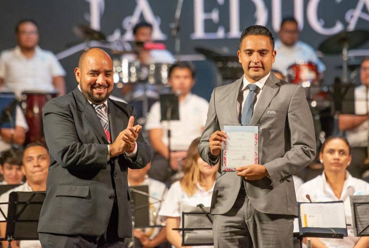 En la noche, el ministro Daniel Esponda nombró como embajador de la Educación al arbitro Said Martínez, quien fue premiado con una medalla, durante la Olimpiada Nacional de Matemáticas, que le hizo merecedor del reconocimiento público como “El Matemático”.