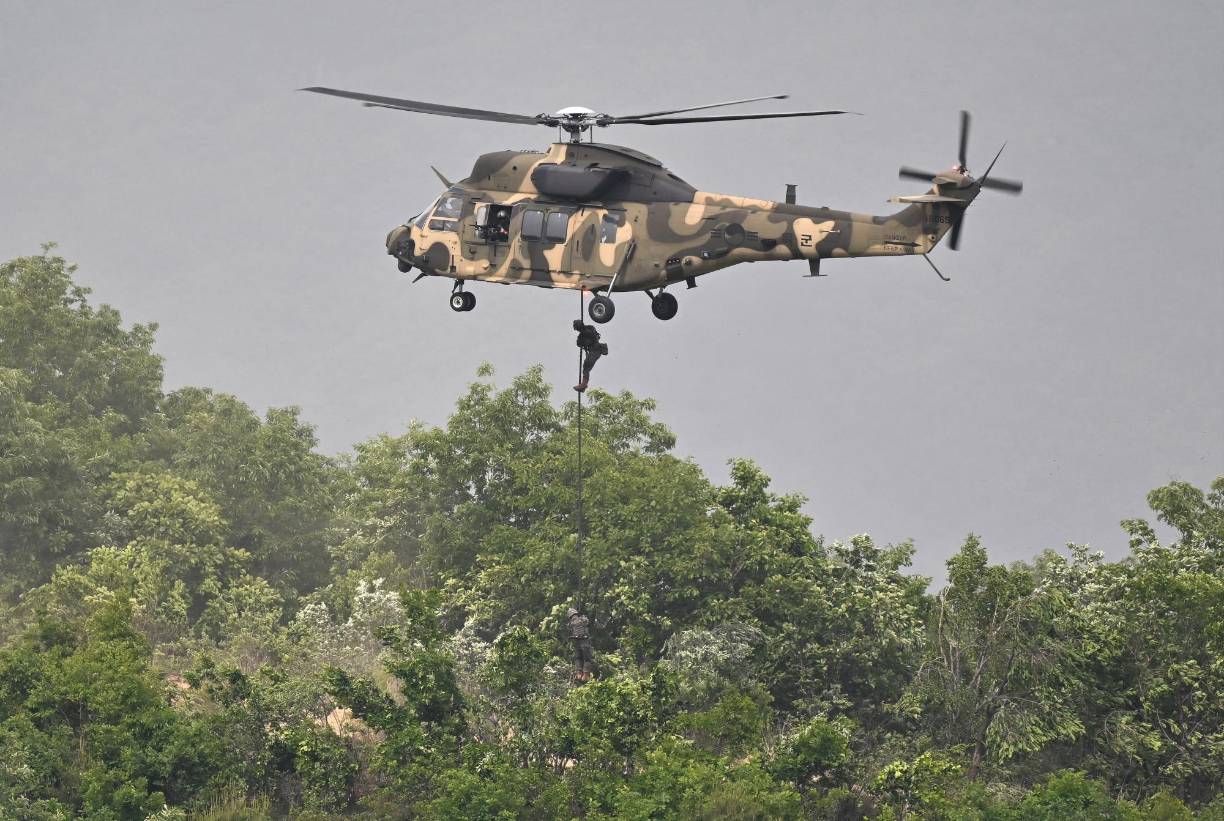 Además de los carros de combate mencionados, el ejército surcoreano aportó también al ejercicio de hoy aviones de alerta temprana E-737, cazas furtivos de quinta generación F-35 o helicópteros de ataque Apache y Cobra que descargaron ametralladoras y lanzacohetes contra distintos objetivos.