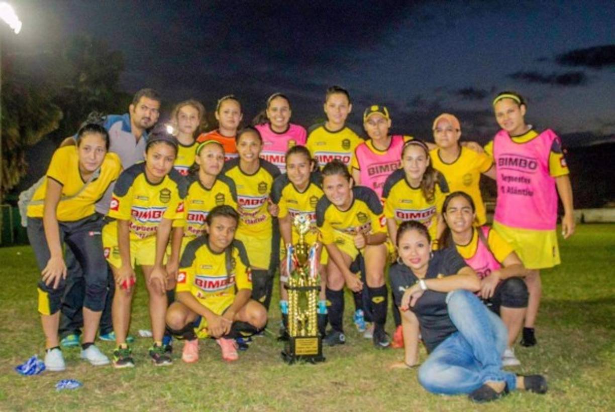 El equipo femenino del Real España en la actualidad lo integran 29 grandes jugadoras.