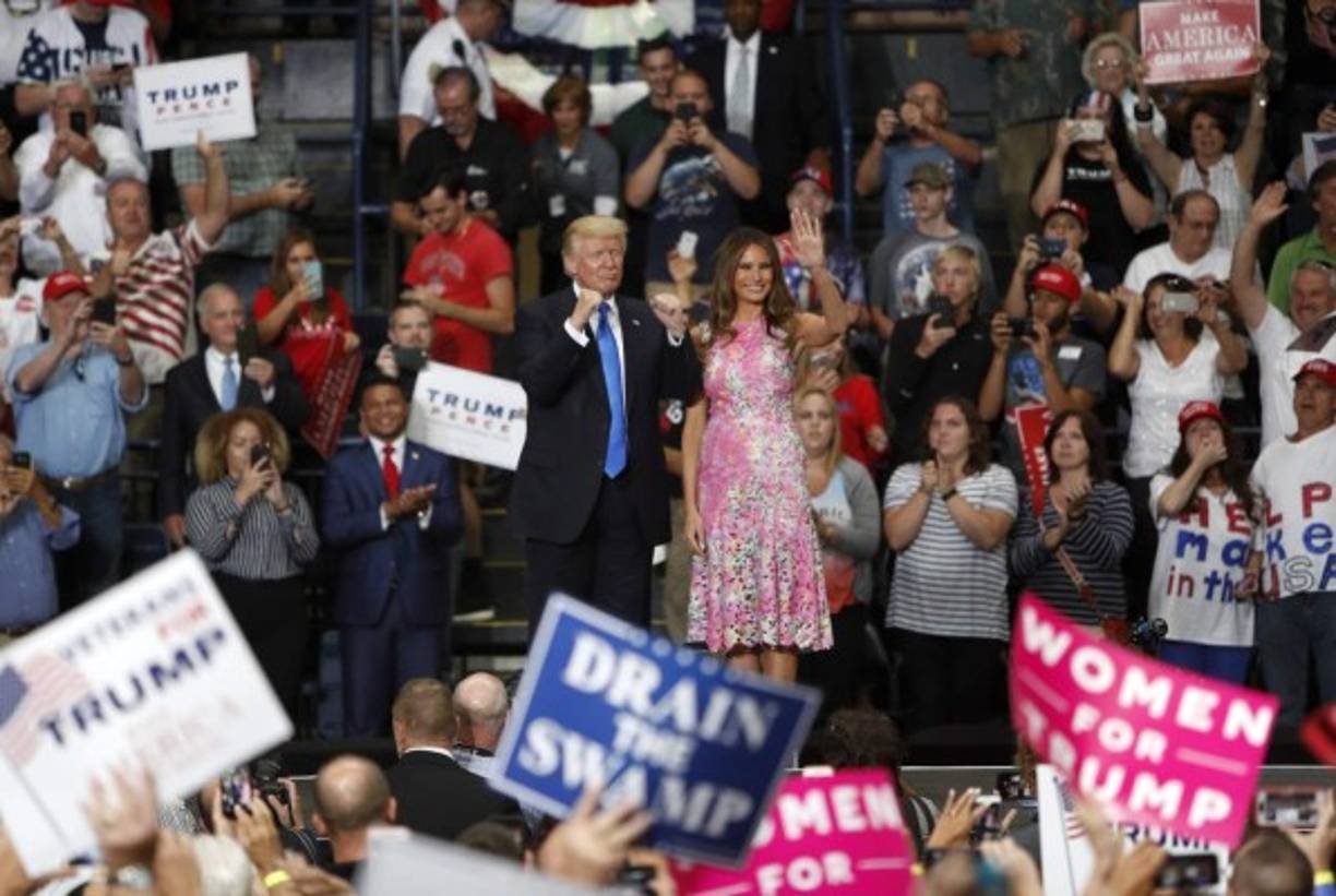 Fiel a Christian Louboutin, Melania combinó su vestido rosa con 'stilettos' del mismo color y muy pocas joyas.