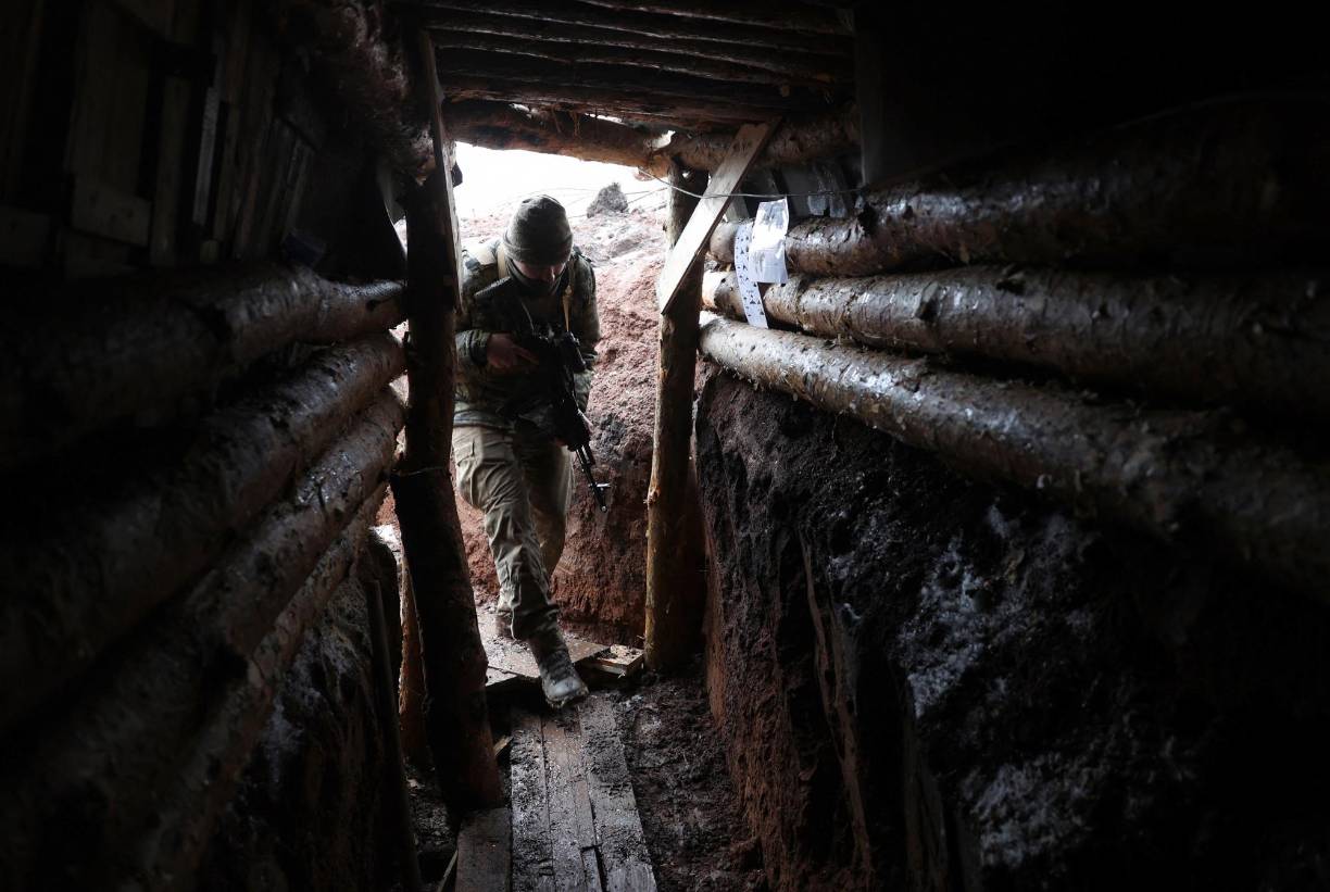 Los rusos lograron cortar tres de las cuatro carreteras de suministro ucraniano. Sólo queda como vía de salida la que lleva hacia Chasiv Yar, unos 15 km más al oeste, al sur de la cual intentan llegar las fuerzas de Moscú.