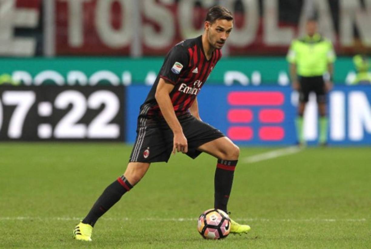 El lateral de 24 años Mattia De Sciglio podría no renovar con el Milan y estaría buscando un nuevo destino este verano. Según 'TMW', el jugador italiano rechazaría la última oferta ofrecida por el club ‘rossoneri’ y se incorporaría al gran rival de los milaneses, la Juventus.