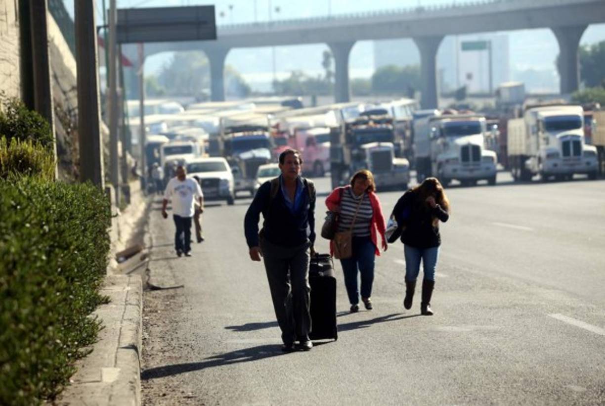 La carretera México - Querétaro fue bloqueada por tercer día consecutivo, mientras que la México - Cuernavaca fue obstruida a la altura de la curva de La Pera, según reportes de la Policía Federal. También hubo intentos para obstruir la vía México - Toluca.