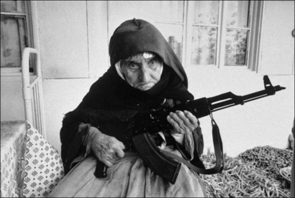 Mujer de Armenia de 106 años defendiendo su casa en 1990.