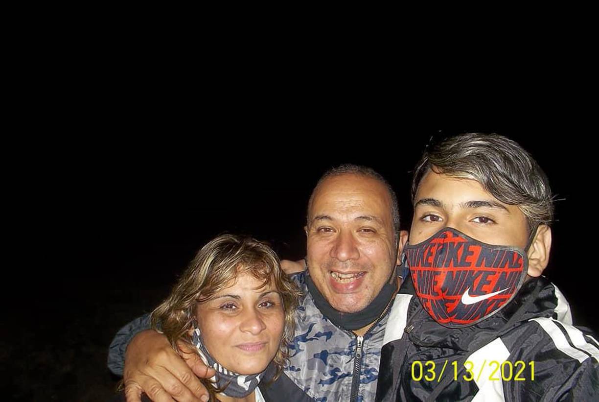 Además, conversaciones privadas difundidas en redes muestran intercambios tensos entre madre e hijo. 