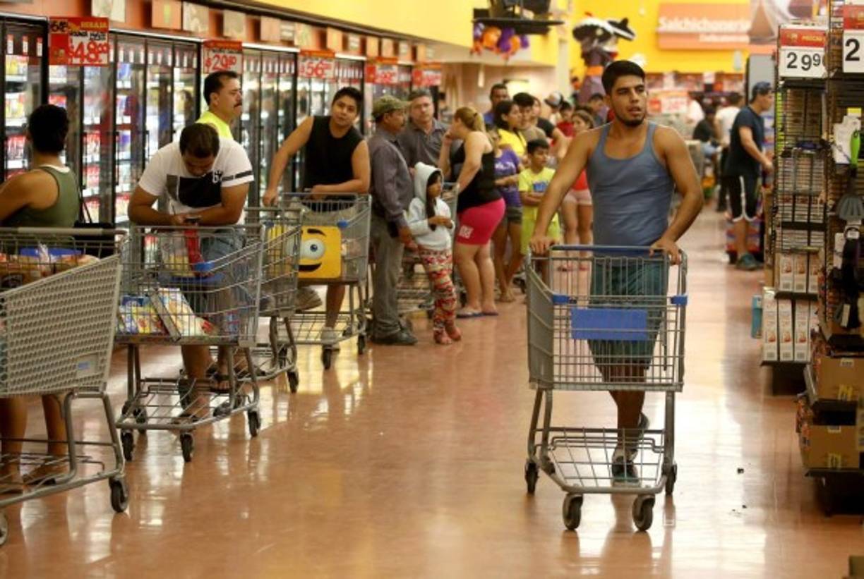 El pánico se ha comenzado a apoderar de los residentes de la zona costera mexicana.