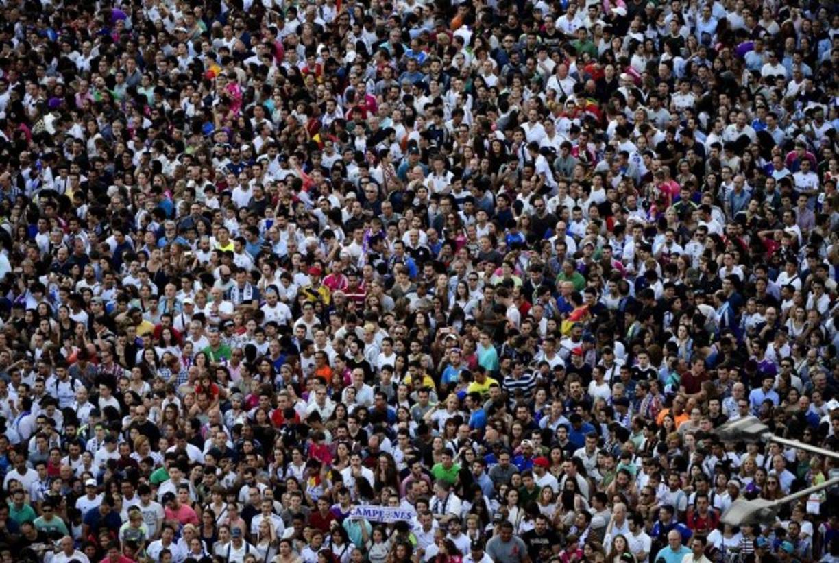 Pletóricos por el triunfo del conjunto blanco 4-1 frente a la Juventus en Cardiff, miles de madridistas colmaron la Plaza de Cibeles y la Puerta del Sol, en el centro de la ciudad, ante quienes los jugadores presentaron la copa, que gana por primera vez un equipo dos años consecutivos.AFP PHOTO / PIERRE-PHILIPPE MARCOU