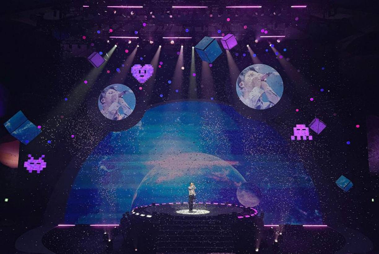 El escenario contó con impresionantes proyecciones durante toda la presentación. Después del evento de abrazos, Jin ofreció una actuación especial para celebrar el Festa 2024 con los ARMY. A pesar de no haber cantado durante mucho tiempo frente a multitudes, su interpretación fue muy emotiva. En diversas oportunidades el cantante derramó lágrimas de emoción por reencontrarse finalmente con sus fans y al expresas de cuánto anhela el regreso de sus demás compañeros.