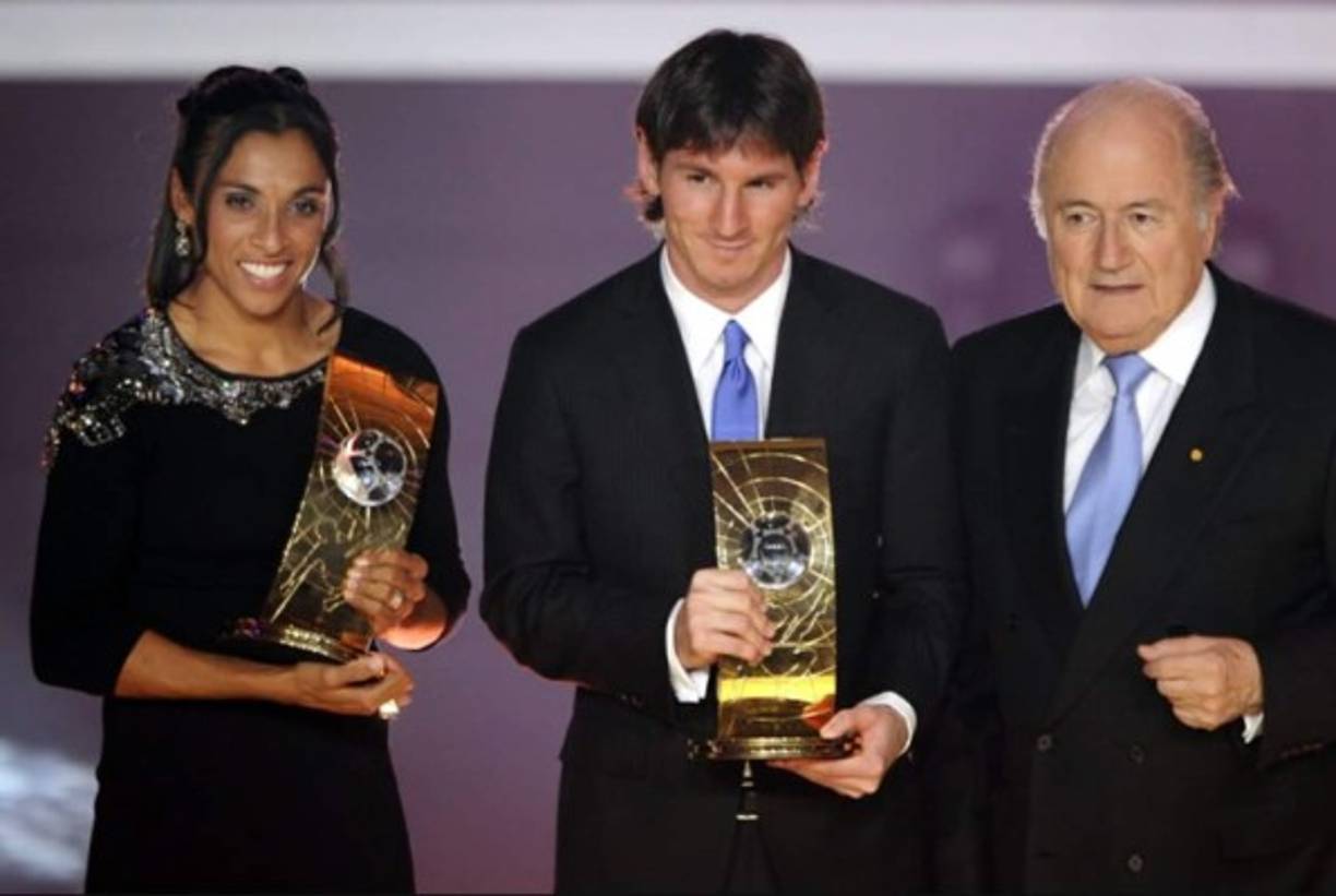 En la foto, Marta posa con Messi (Mejor Jugador) y con Blatter durante la gala de 2009.