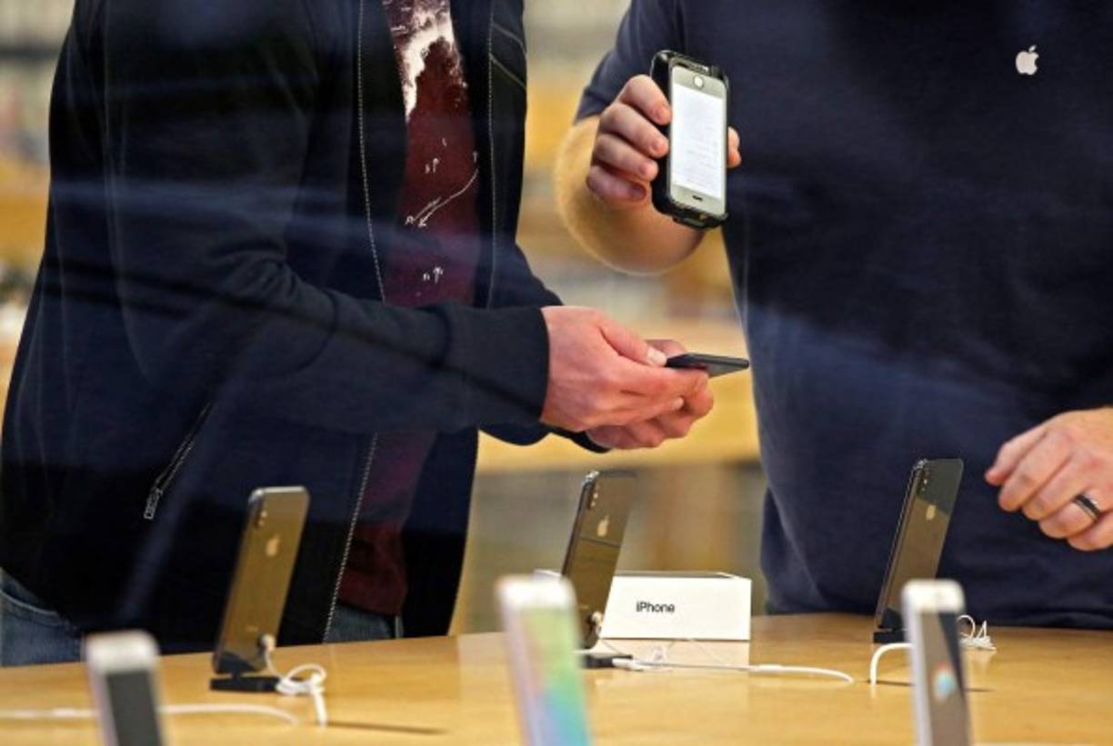 Apple se ha fijado un objetivo ambicioso: reinventar el celular inteligente para plantar cara a la feroz competencia del gigante surcoreano Samsung o de grupos chinos.