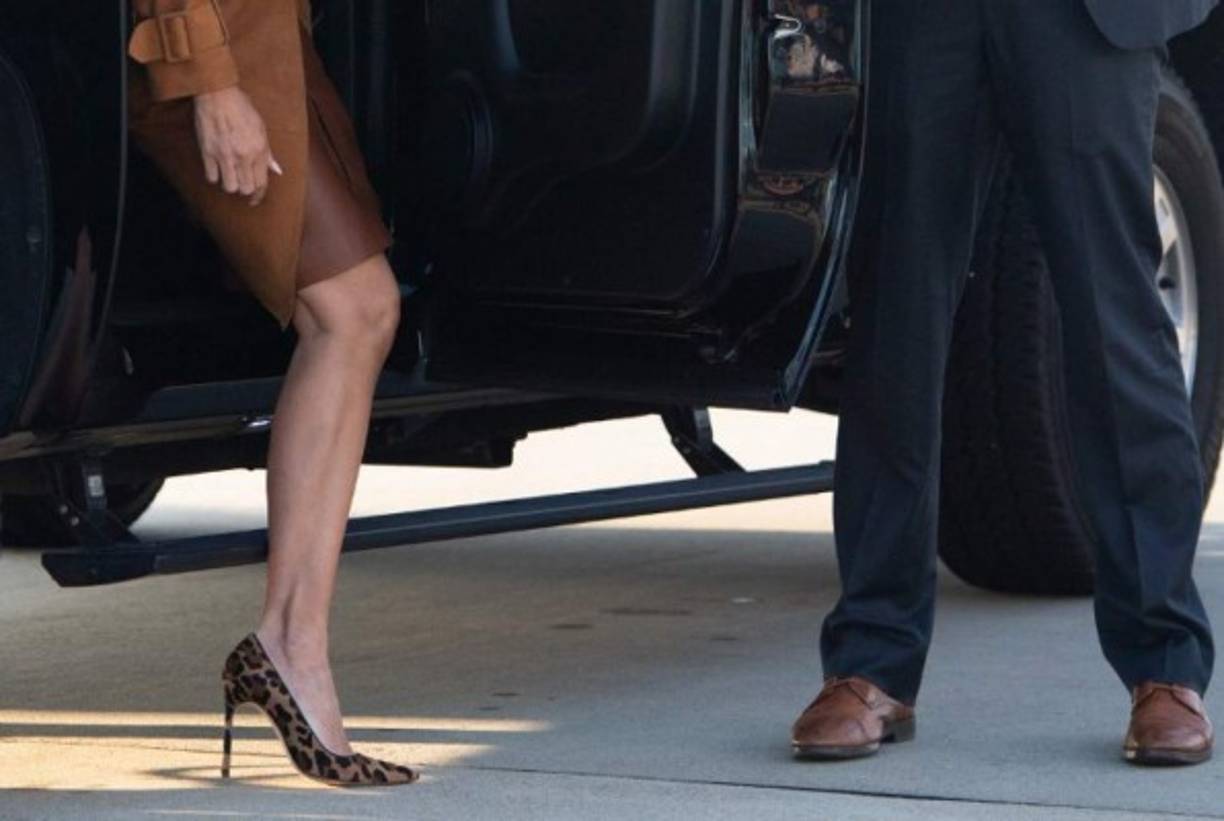 Melania se ha caracterizado por ser una de las mujeres más glamurosas, y es que hasta en sus viajes prefiere la elegancia antes que la comodidad.