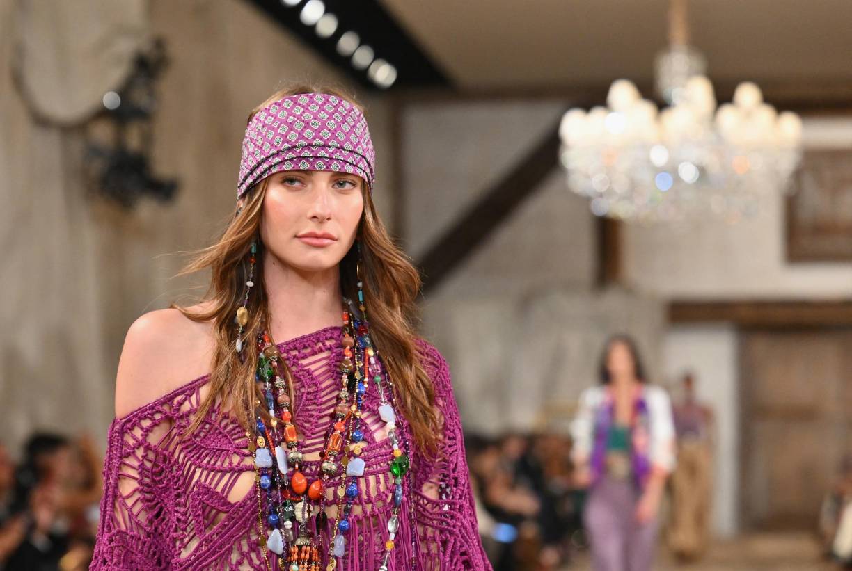 Nueva York fue la sede del Fashion Week Primavera-Verano 2024 con el regreso a las pasarelas de Helmut Lang y el peso pesado Ralph Lauren. es el gigante Ralph Lauren, símbolo del estilo preppy y epítome de la moda estadounidense en todo el mundo, con ventas anuales de más de 6.000 millones de dólares.La marca del diseñador nacido en el Bronx no desfilaba en Nueva York desde 2019.