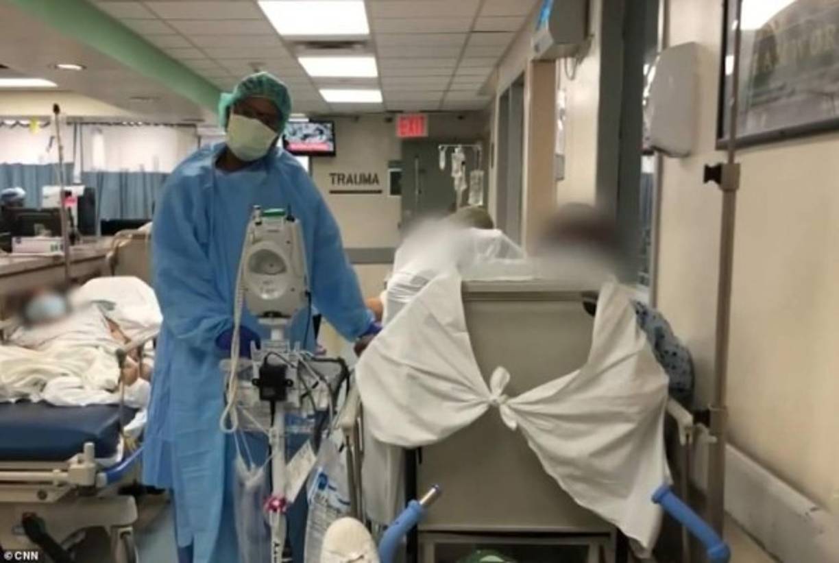 Los hospitales de Nueva York se encuentran desbordados por los más de 60,000 infectados hasta este lunes por el letal virus.