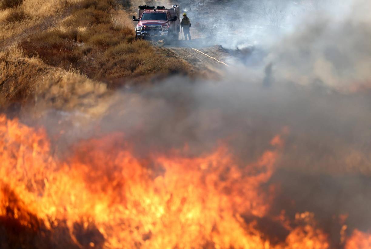Las otras dos víctimas mortales fallecieron en otro violento incendio en el sur de California desatado el lunes que ha destruido al menos siete estructuras y dañado varias más cerca de la ciudad de Hemet, en el condado de Riverside, informaron medios locales.