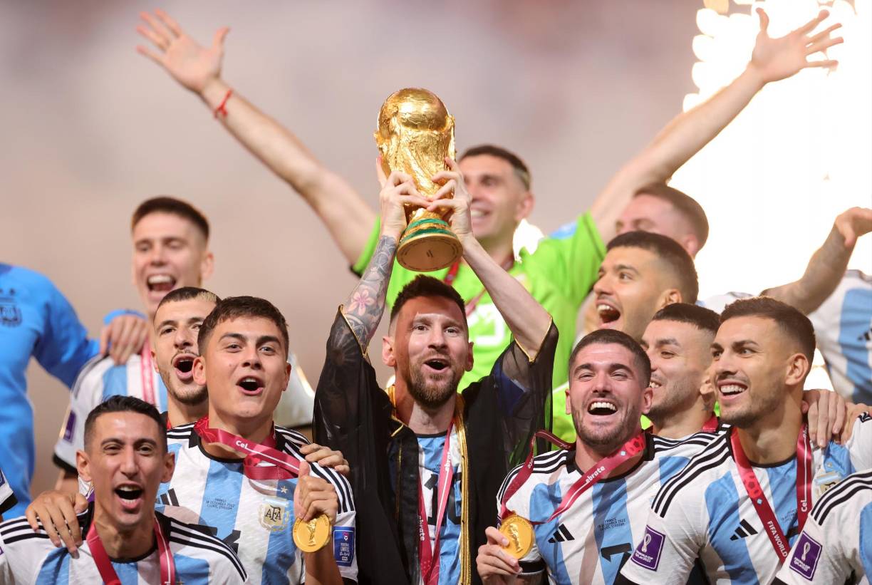 Lionel <b>Messi</b> ahora se sienta en la mesa de los campeones del mundo junto a Pelé y Diego Maradona: el ‘10’ guió a Argentina a la conquista de su tercer título mundial este domingo en Doha, donde derrotaron en penales (4-2, tras empate 3-3) a Francia en una final de leyenda.