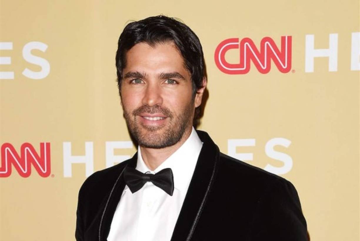 Eduardo Verástegui, a quien recordamos como un ardiente galán en los melodramas, pero desde hace más de 10 años se convirtió al catolicismos. El actor se cansó de ser un símbolo sexual y se dedicó completamente a Dios. Hasta la fecha guarda castidad esperando casarse en el altar con la mujer de su vida.