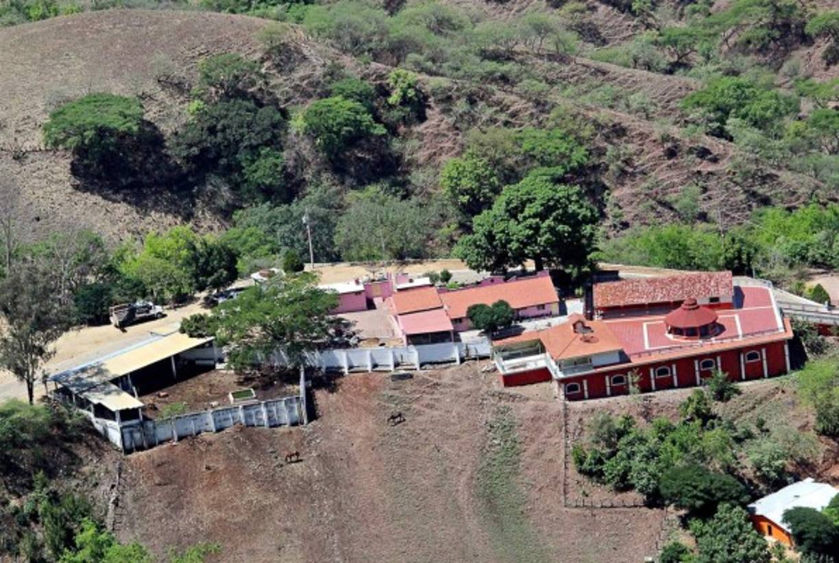 El miedo y la zozobra imperan en La Tuna, tierra que hasta hace unos días se consideraba intocable por ser cuna de Joaquín 'El Chapo' Guzmán, luego de que un comando armado atacara la zona. La madre del líder del cartel de Sinaloa tuvo que ser 'rescatada' en avioneta.