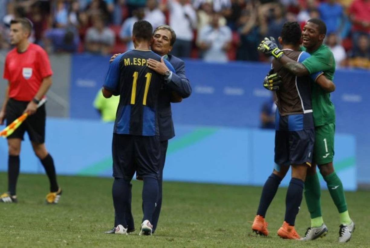 El combinado catracho celebró a lo grande el pase a los cuartos. FOTO JUAN SALGADO.