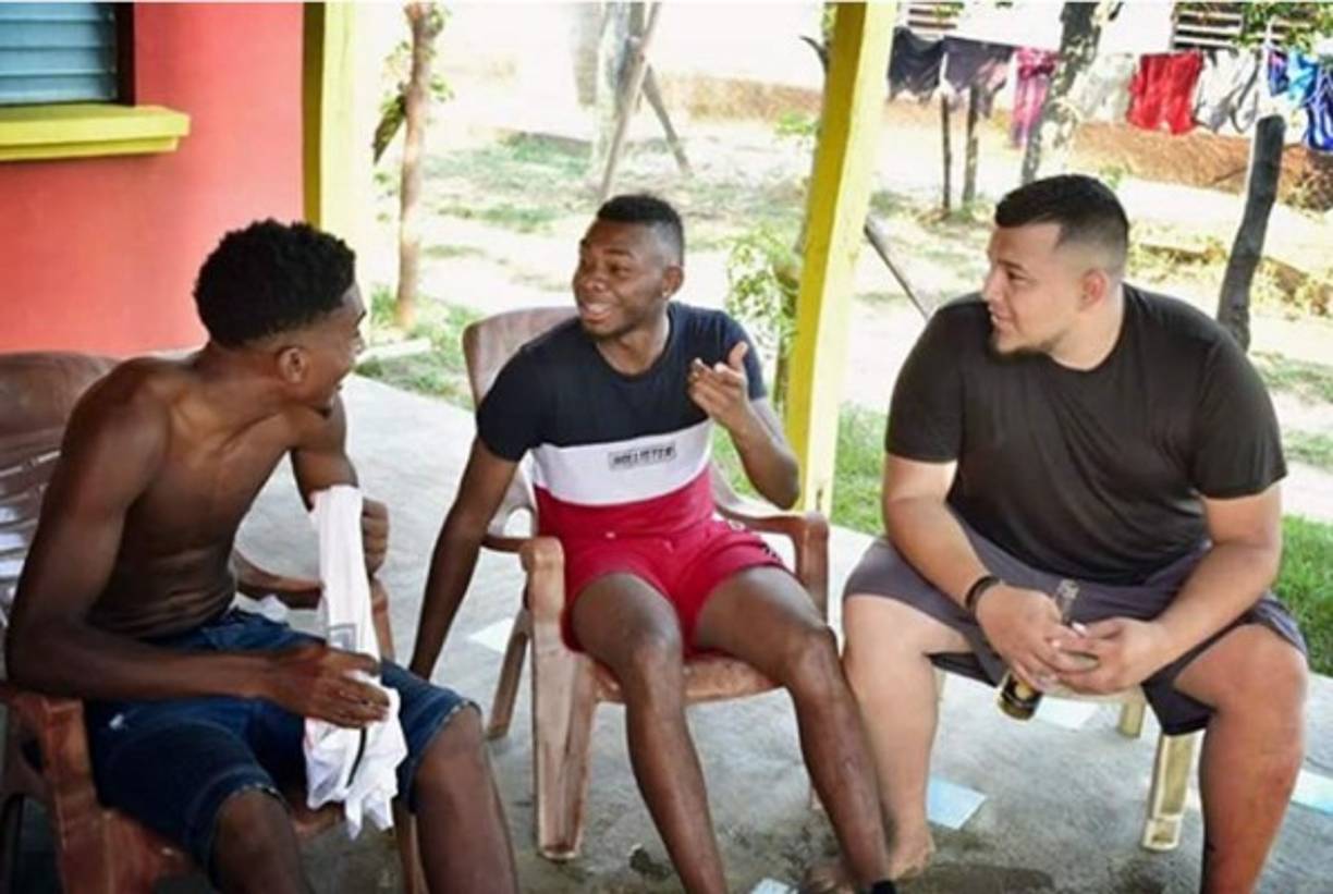 Elmer Güity, defensa del Olimpia, compartiendo con amigos en Río Esteban, Colón.