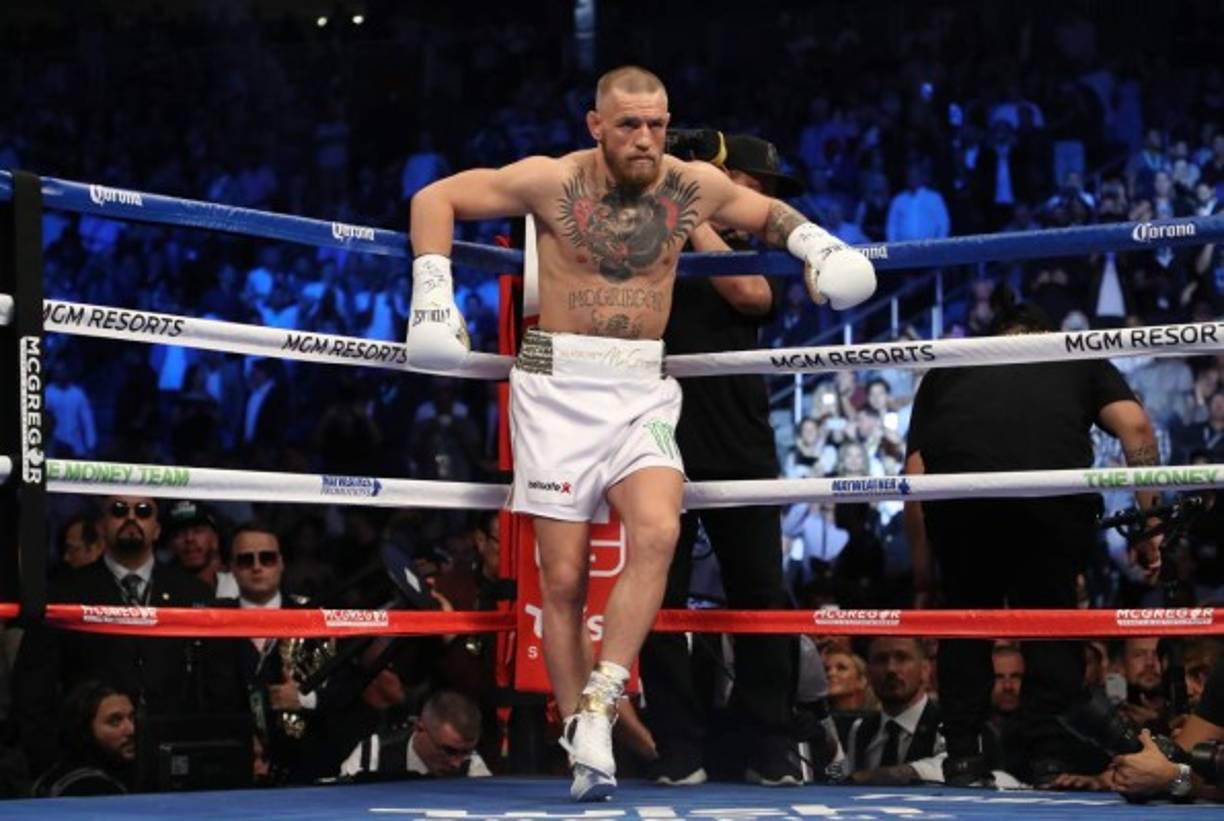 En el clásico estilo de la promoción, McGregor se burló de la edad de Mayweather y dijo que 'le ganaré a este viejo'.