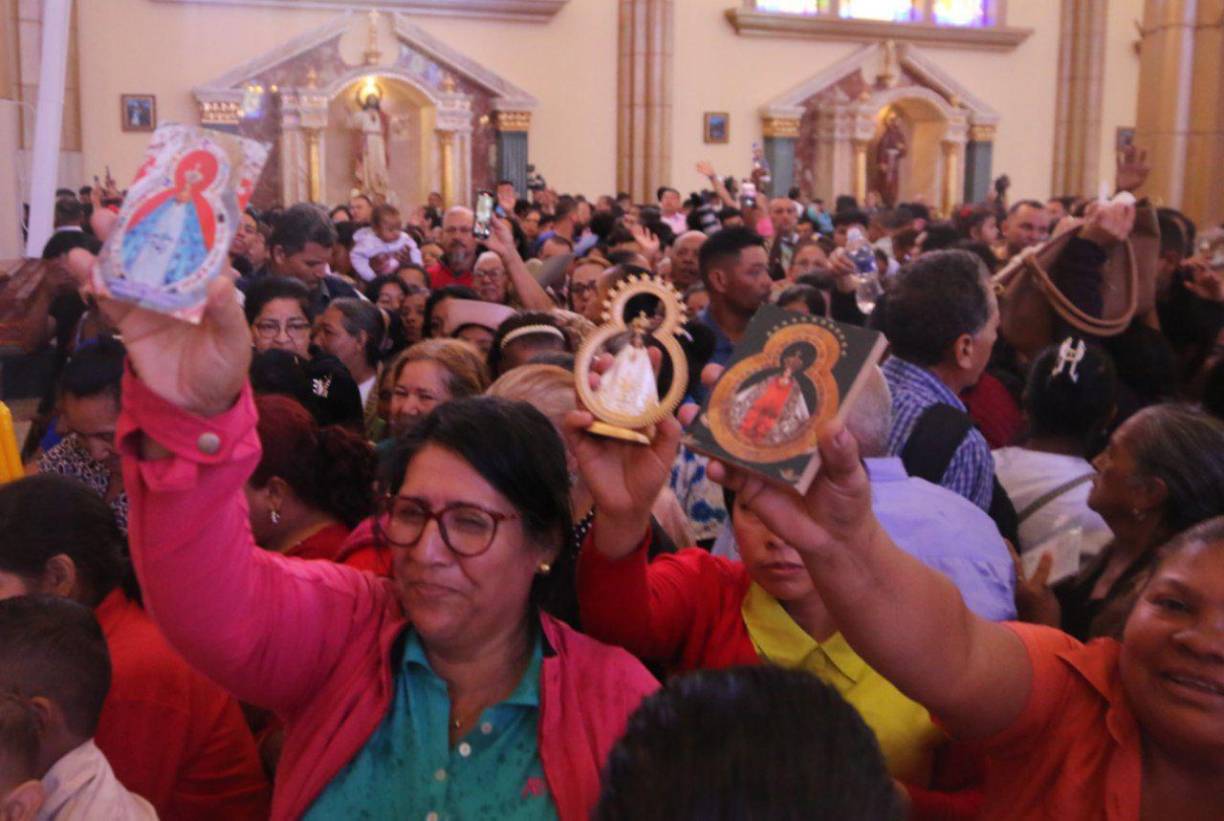 Muchos de los fieles llegan con diversos tipos de ofrendas para la virgen de Suyapa en agradecimiento “por favores recibidos”.