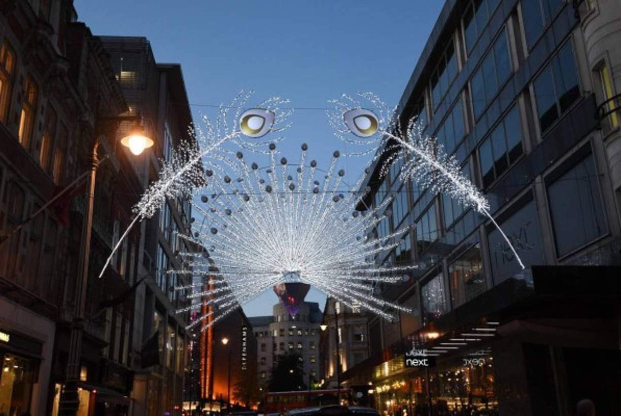 Londres. Con aires de Navidad. Vista de BondStreet que luche decorada con luces navideñas en Londres.