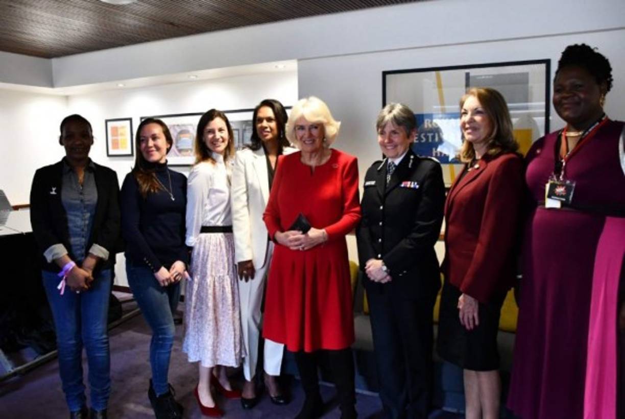 El Palacio de Buckingham había instado a los corresponsales reales a centrarse en el compromiso de la duquesa de Cornwall el viernes, que había sido planeado durante mucho tiempo, pero justo ese mismo día Meghan publicaba su visita secreta al Teatro Nacional el adía anterior, eclipsando el discurso de Camilla en el Festival de las Mujeres del Mundo.