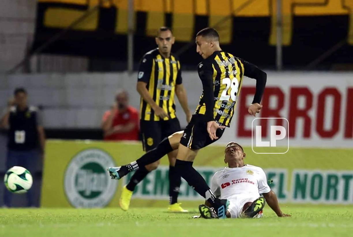 Brayan Moya fue expulsado del Clásico tras esta falta contra Carlos ‘Chapetilla‘ Mejía.