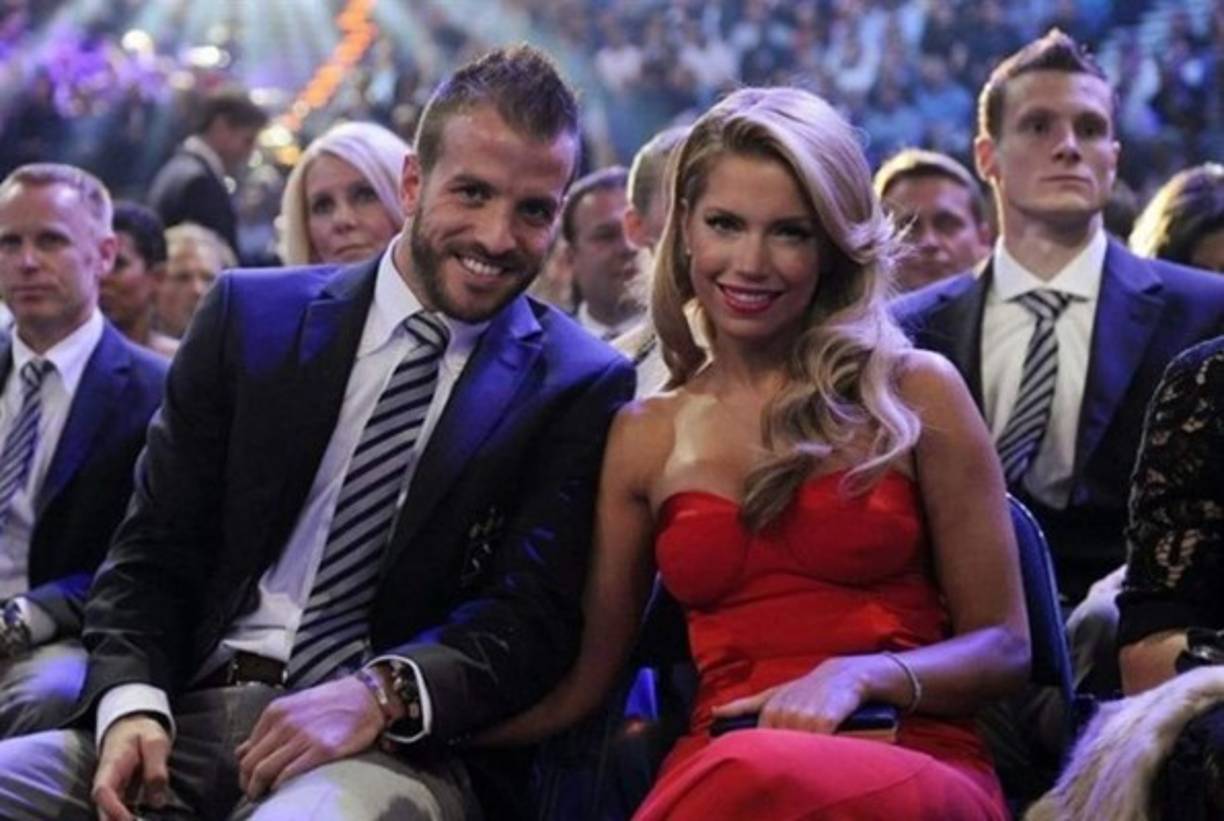 Esta hermosa actriz, modelo y presentadora holandesa estuvo casada con el mediocampista Van der Vart hasta el 2013.